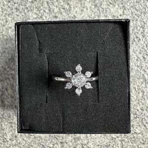 NWB White Gold Plated Sunburst Flower Round-cut CZ Ring Size 5.5